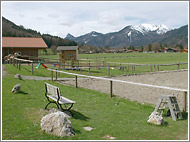 Reitanlage und Kinderspielplatz